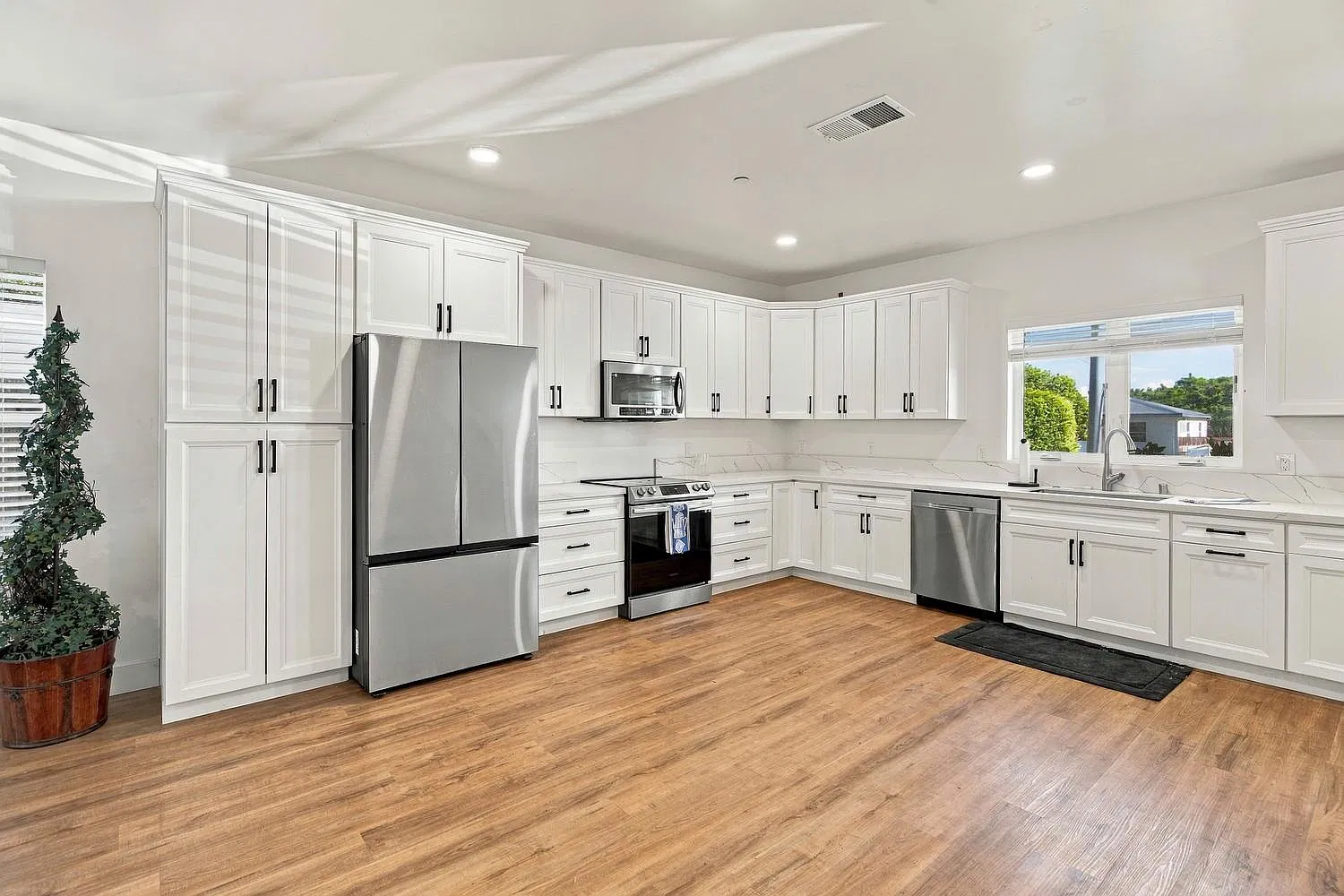 4 bed, 3.5 bath, 2793 sqft, $4,900 — Photo 4