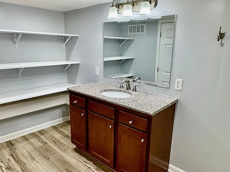 102 Crabtree Dr — Photo 5