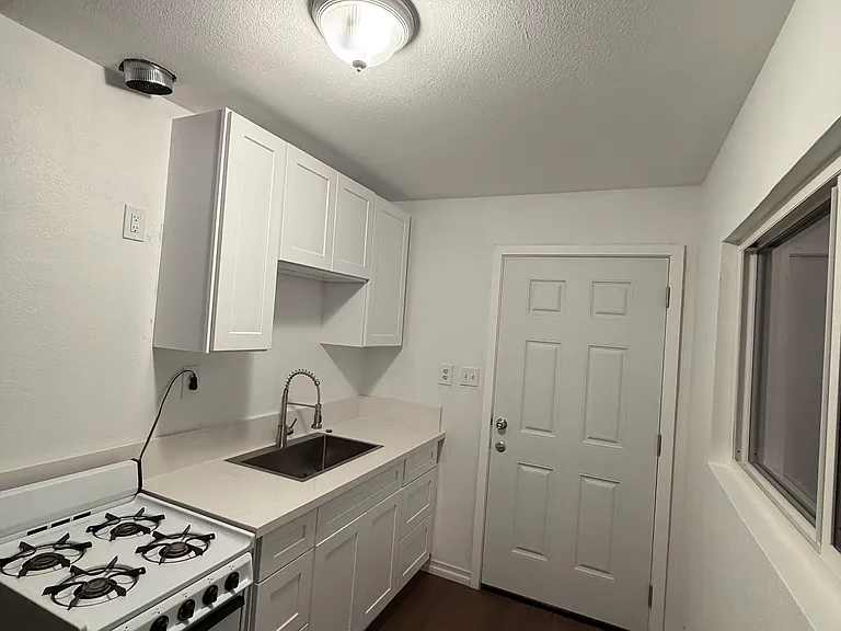 4741 1/2 Klamath Pl — Photo 3
