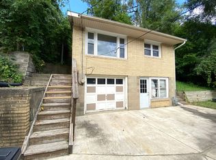 909 1/2 Meadow Ave, Peoria, IL 61611