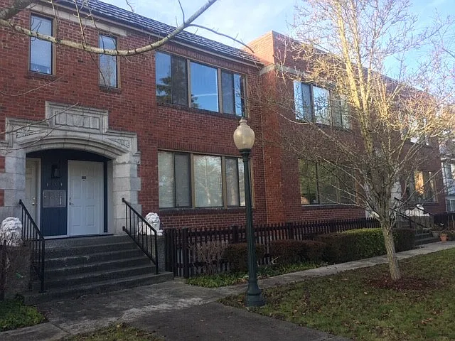 Charming 2 Bedroom 1 Bath Condo for Rent! — Photo 1