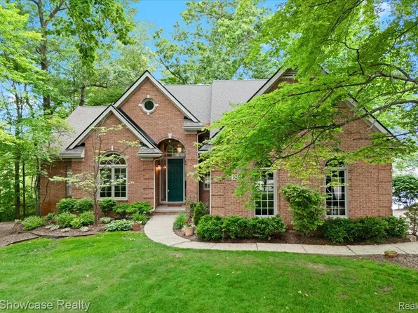 3241 Governors Ln, Commerce Township, MI 48390