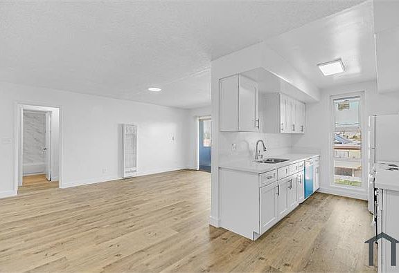 5th image of 934 Larch St #3
