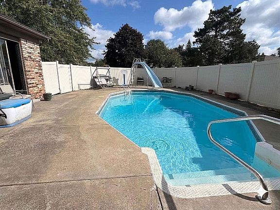 2nd image of 47122 Blueridge Dr