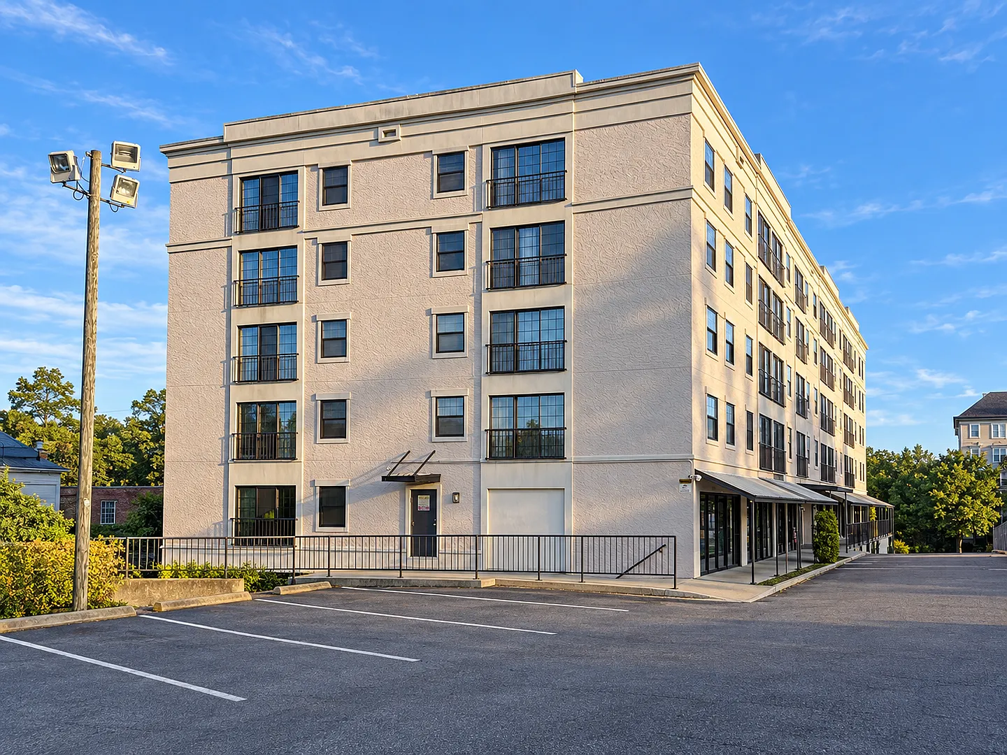 2 Bedroom 1 Bath Apartment/Plaza Center - Five Points! — Photo 2