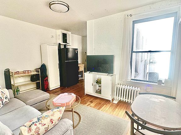 5th image of 114 Christopher St APT 16