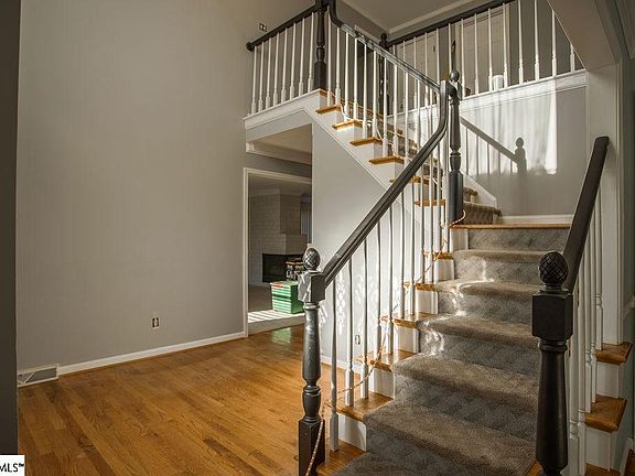 3rd image of 111 Knoll Creek Dr