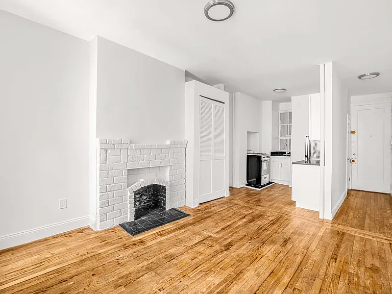 7 Morton St #10 — Photo 1