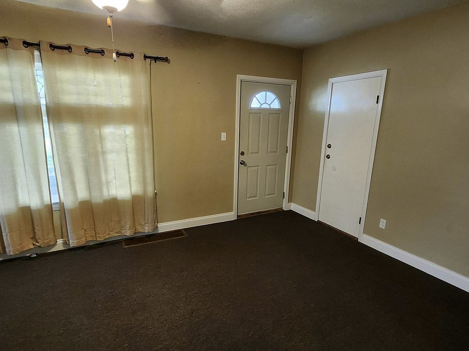 Living Rm - Front Entrance