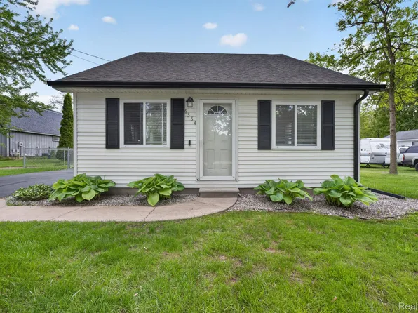 6354 Lapeer Rd, Burton, MI 48509
