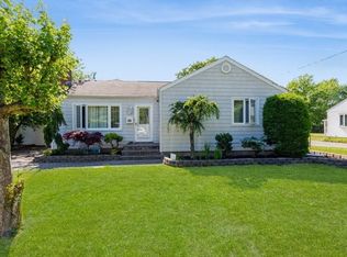 118 Pine Neck Ave, East Patchogue, NY 11772