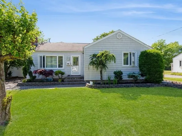 118 Pine Neck Avenue, East Patchogue, NY 11772