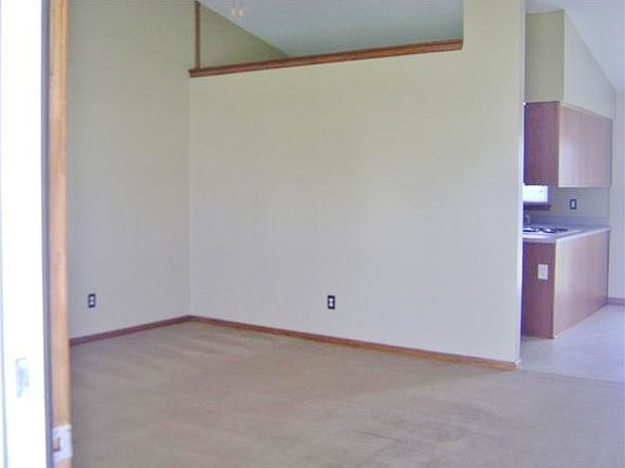 3rd image of 212 Redberry Dr
