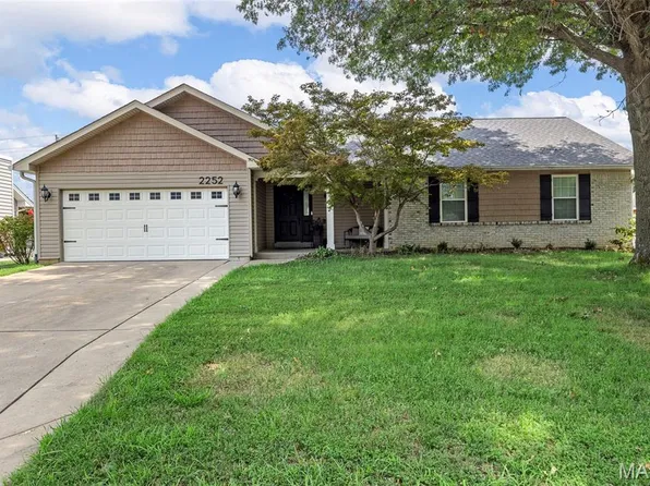 2252 Delaware Dr, Saint Charles, MO 63303