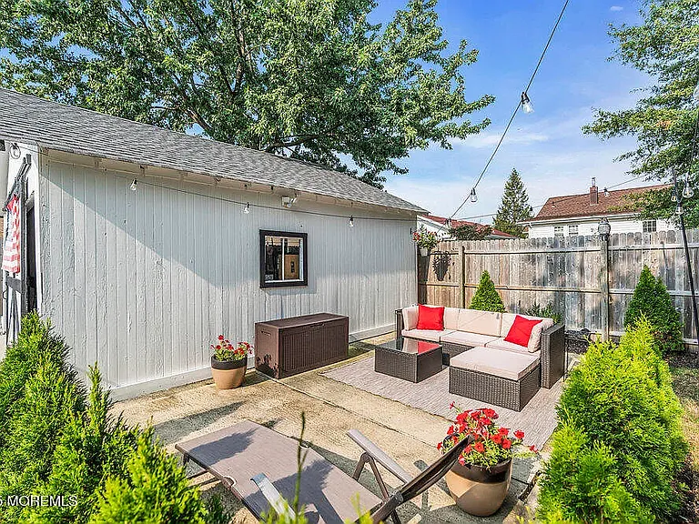 55 Merritt Ave — Photo 10