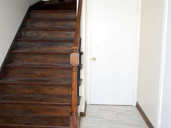 2nd image of 1939 Governors Ln