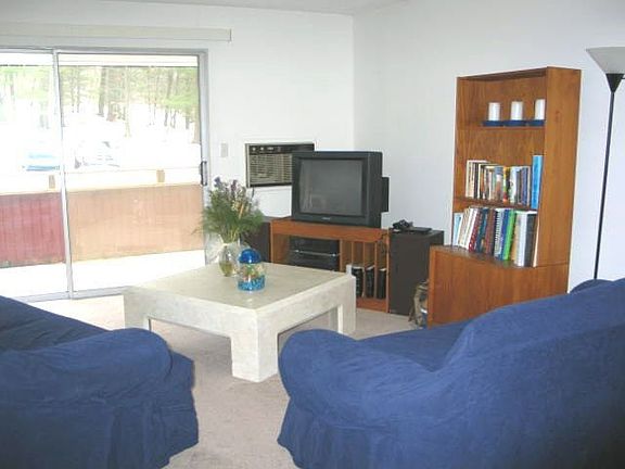 Living Room w/balcony