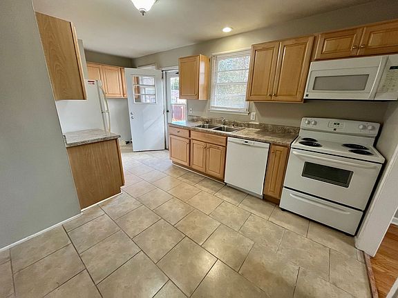 4th image of 902 N Elam Ave