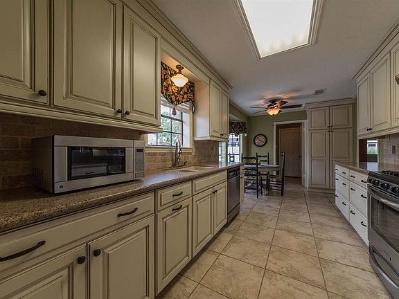 4th image of 790 Shakespeare Dr