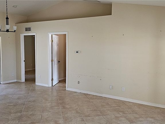 4th image of 623 Tropicana Pkwy W