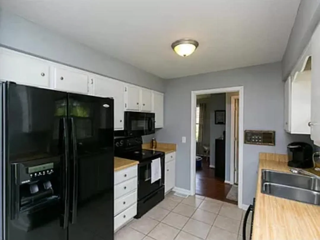4 bed, 1932 sqft, $2,400 — Photo 2