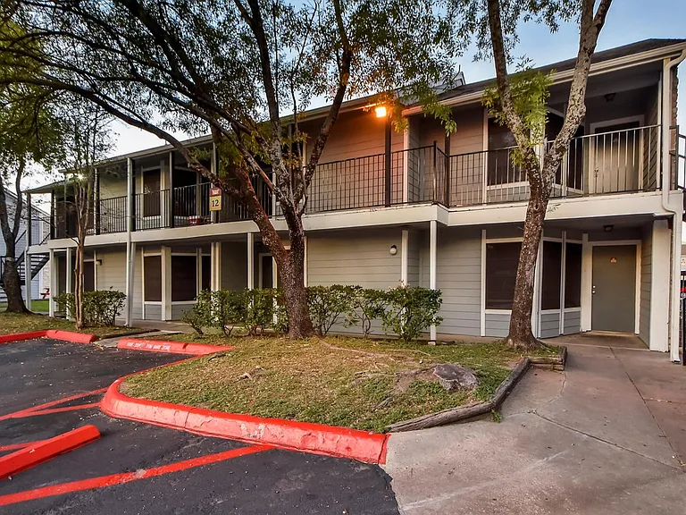 Affordable Domain units - Great move in Specials! — Photo 29
