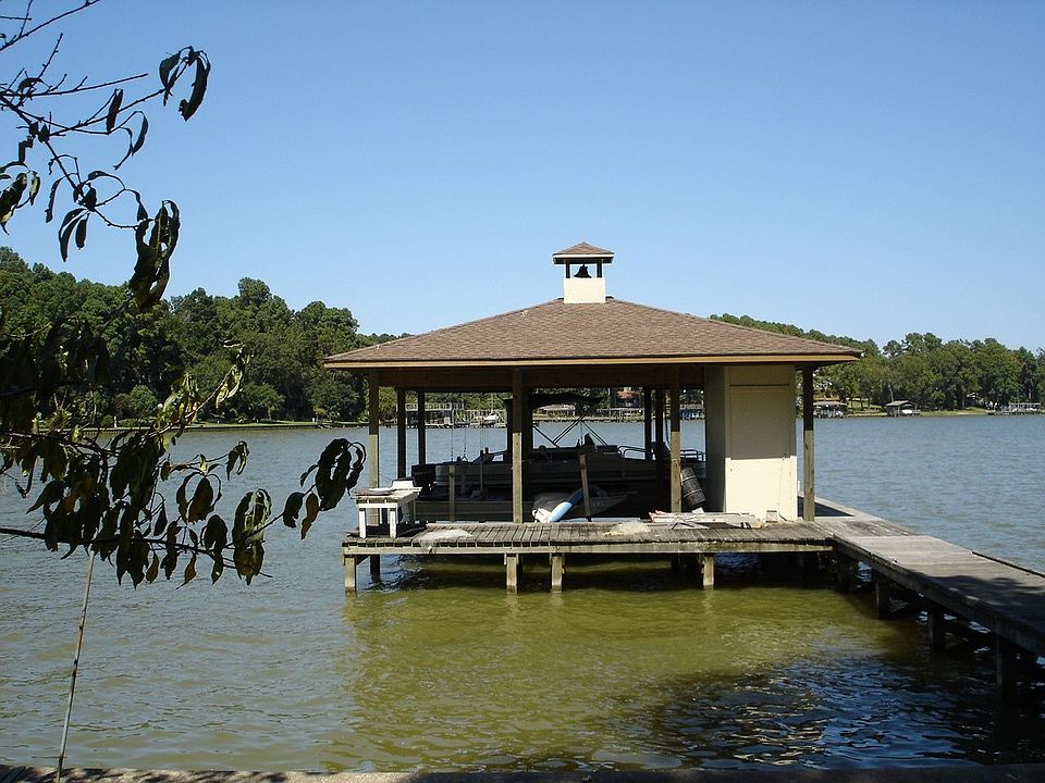 Large double stall boathouse with lifts