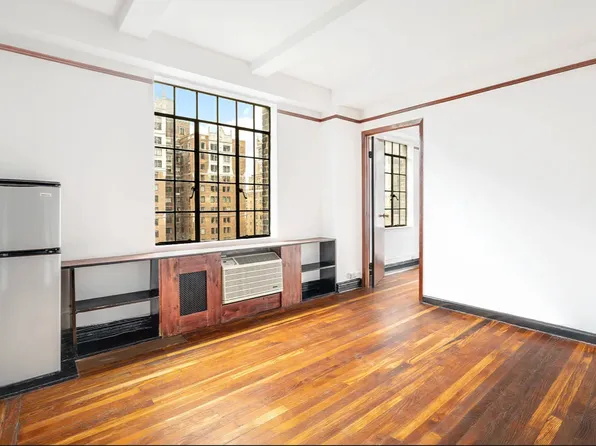 320 East 42nd Street image 11 of 11