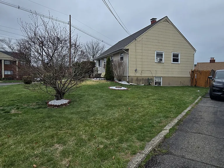 35 Universal Ave — Photo 2