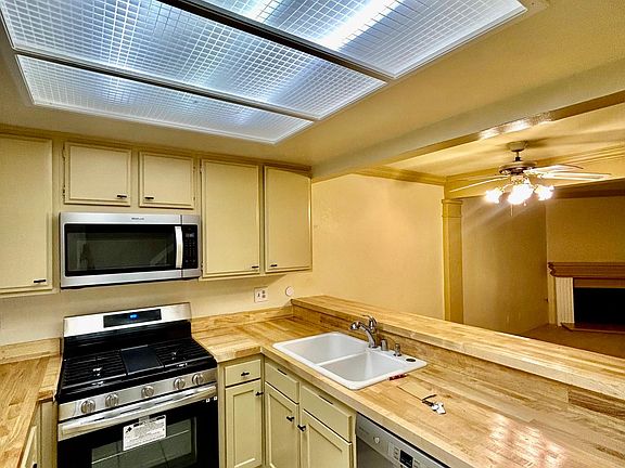 5th image of 21555 Burbank Blvd Unit 72