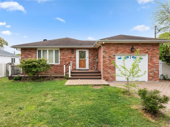 12 Pinelawn Avenue, Farmingville, NY 11738