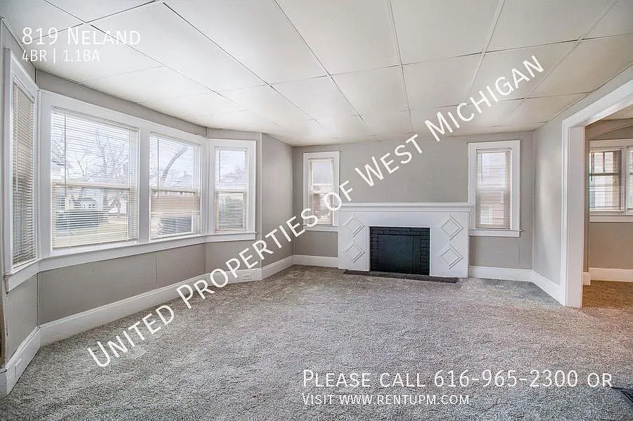 Available Now | Spacious 4 Bedroom, 1.5 Bath Single Family Home on SE Side | 2-Stall Garage Inclu... — Photo 3