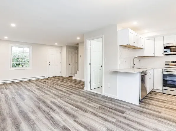 135 W Main St APT 11, Hyannis, MA 02601