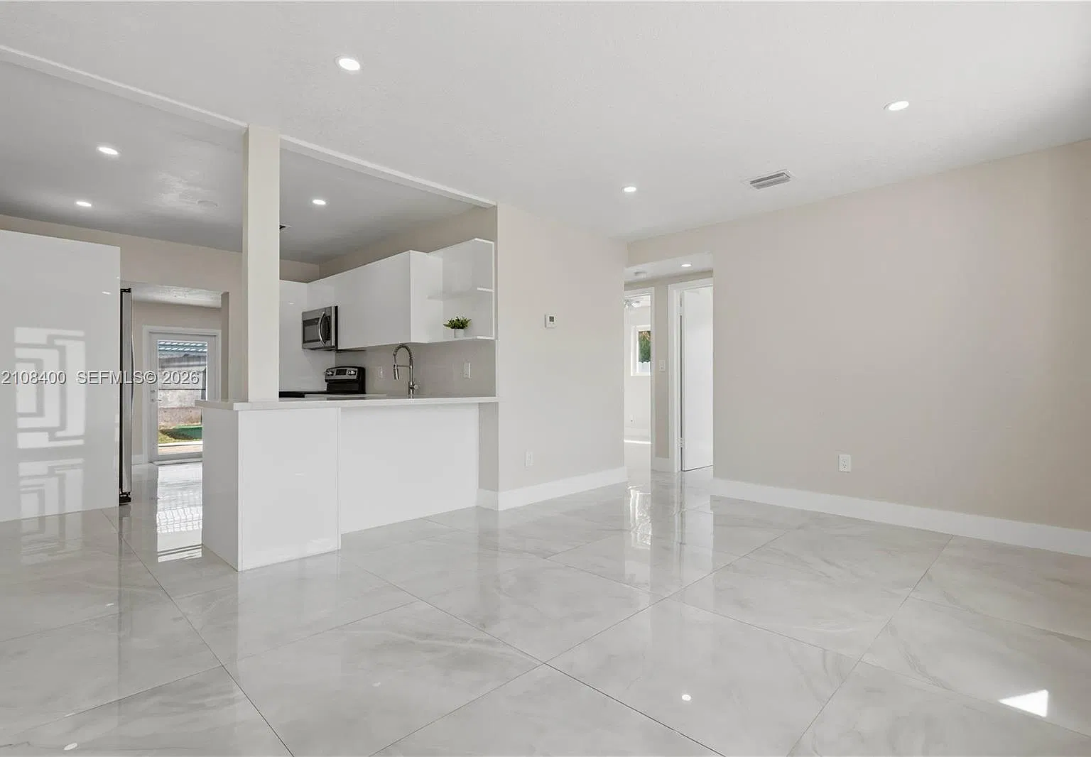 3 bed, 1081 sqft, $3,400 — Photo 3