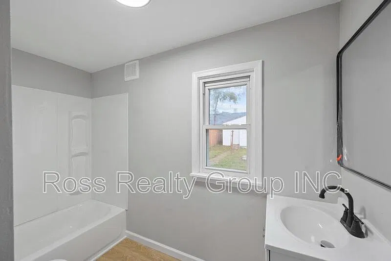 3 bed, 1.0 bath, 1278 sqft, $1,300 — Photo 3