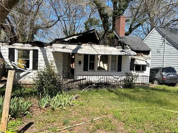 1253 Gus Thornhill Jr Dr, East Pt, GA 30344