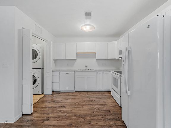 4th image of 646 Trinity Way #A