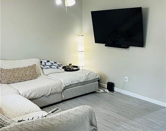 3rd image of 412 Indian Summer Ln