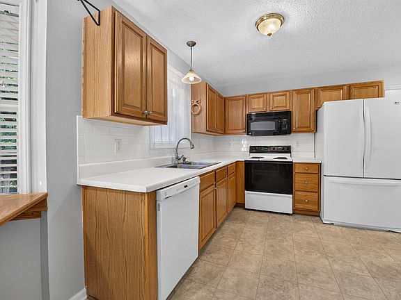 3rd image of 1321 E Turret Ct