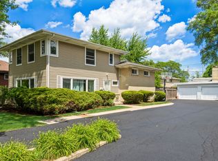 1247 Sherwood Rd, Glenview, IL 60025