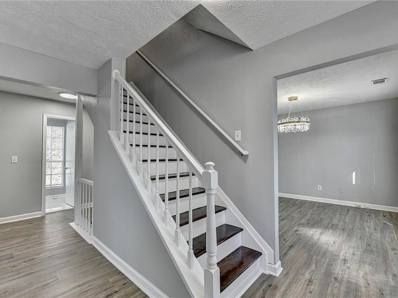 4th image of 415 Ridgedale Way