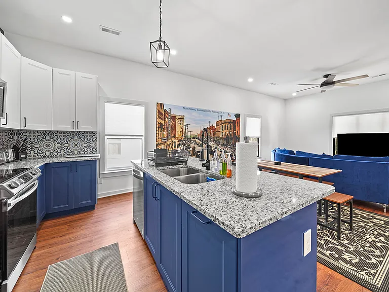 305 W 12th St — Photo 10