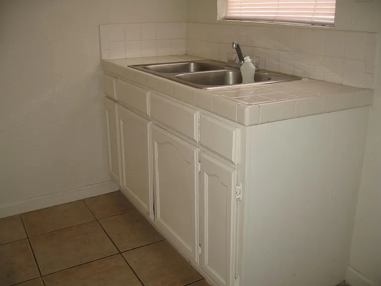 2771 1/2 Glenwood Pl #UPSTAIRS — Photo 2