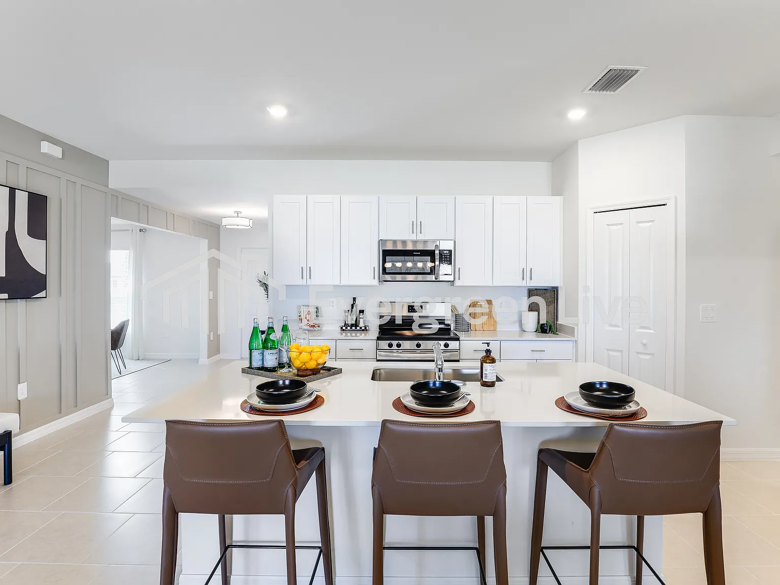 3 bed, 2.0 bath, 2031 sqft, $2,285 — Photo 3