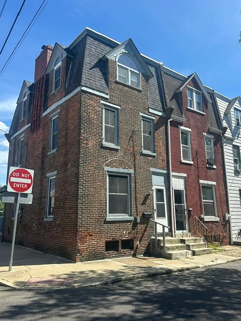 Ready to Move-in Charming 4-Bedroom 2 Bath Home in Pottstown 202 South Franklin Street — Photo 3