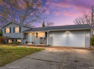 4660 Charest Ave, Waterford, MI 48327