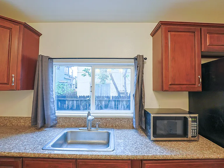 2626 S Budlong Ave #4 — Photo 12