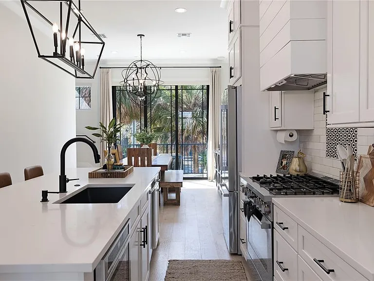 64 N Park Ave — Photo 11