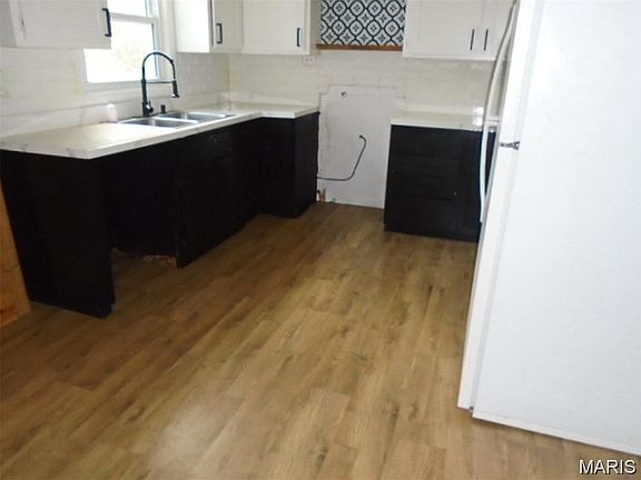 3rd image of 807 Bond St