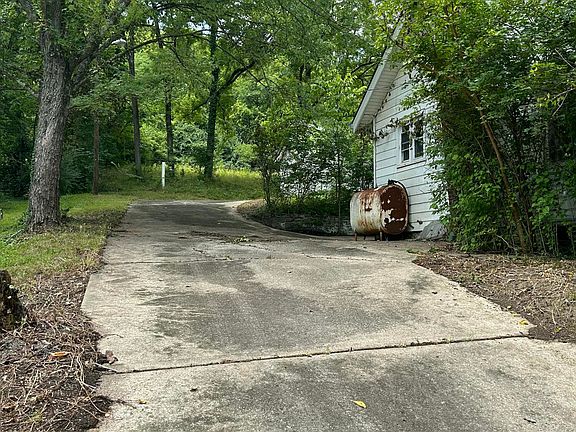 5th image of 8470 Locust Pike